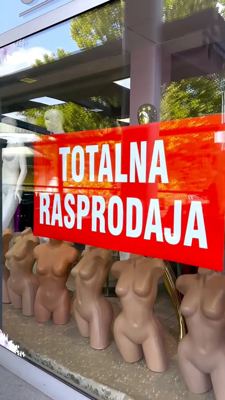 Izlog radnje Cipelino sa natpisom Totalna rasprodaja